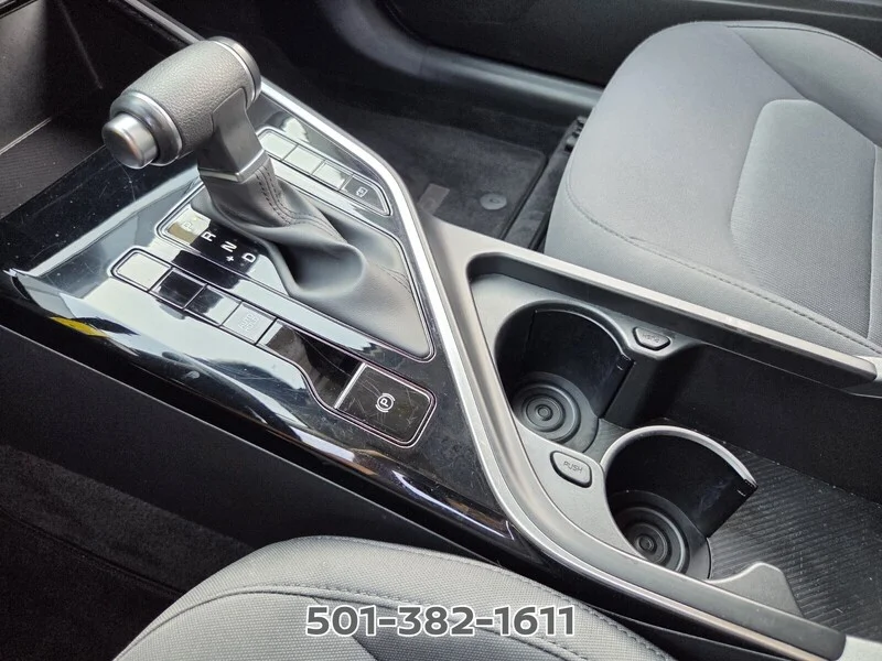 Used 2025 Snow White Pearl KIA LX FWD image 27