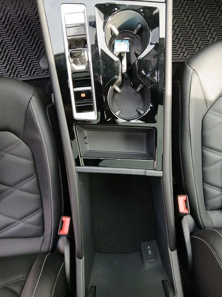 New 2026 Black Volkswagen 2.0T SE w/Technology image 25