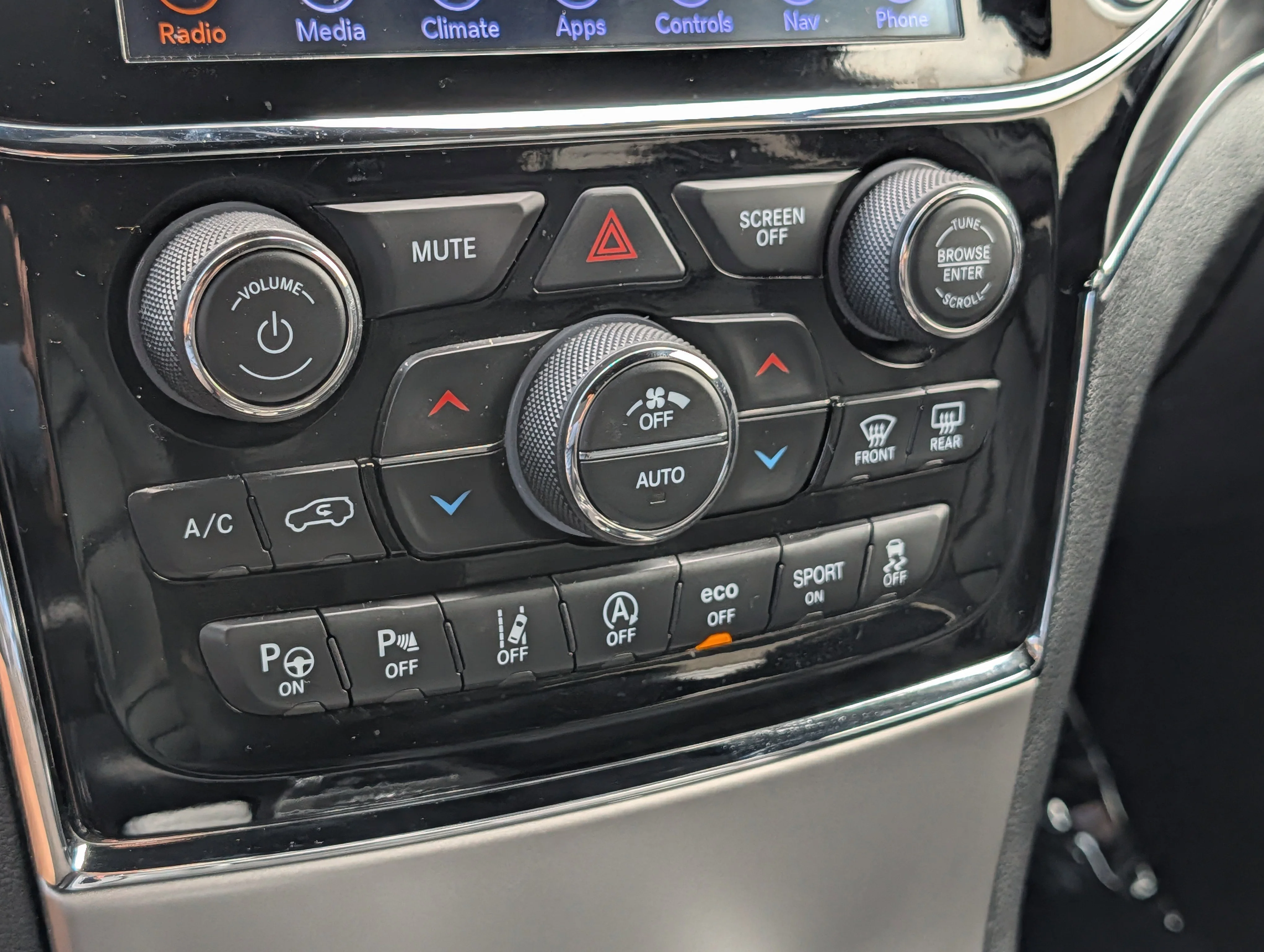 Used 2019 Diamond Black Crystal Pearlcoat Jeep Limited image 28