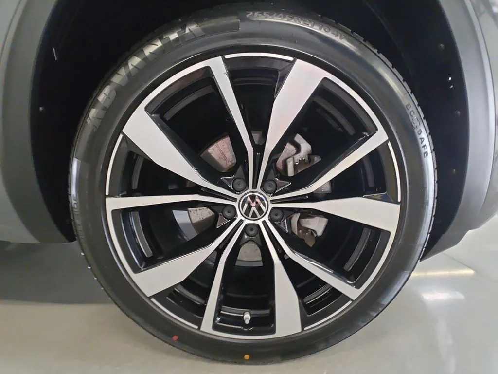 Used 2025 Gray Volkswagen 2.0T SEL Premium R-Line image 29