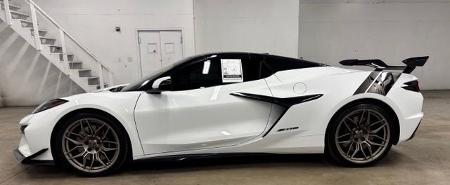 Used 2025 White Chevrolet Z06 image 4