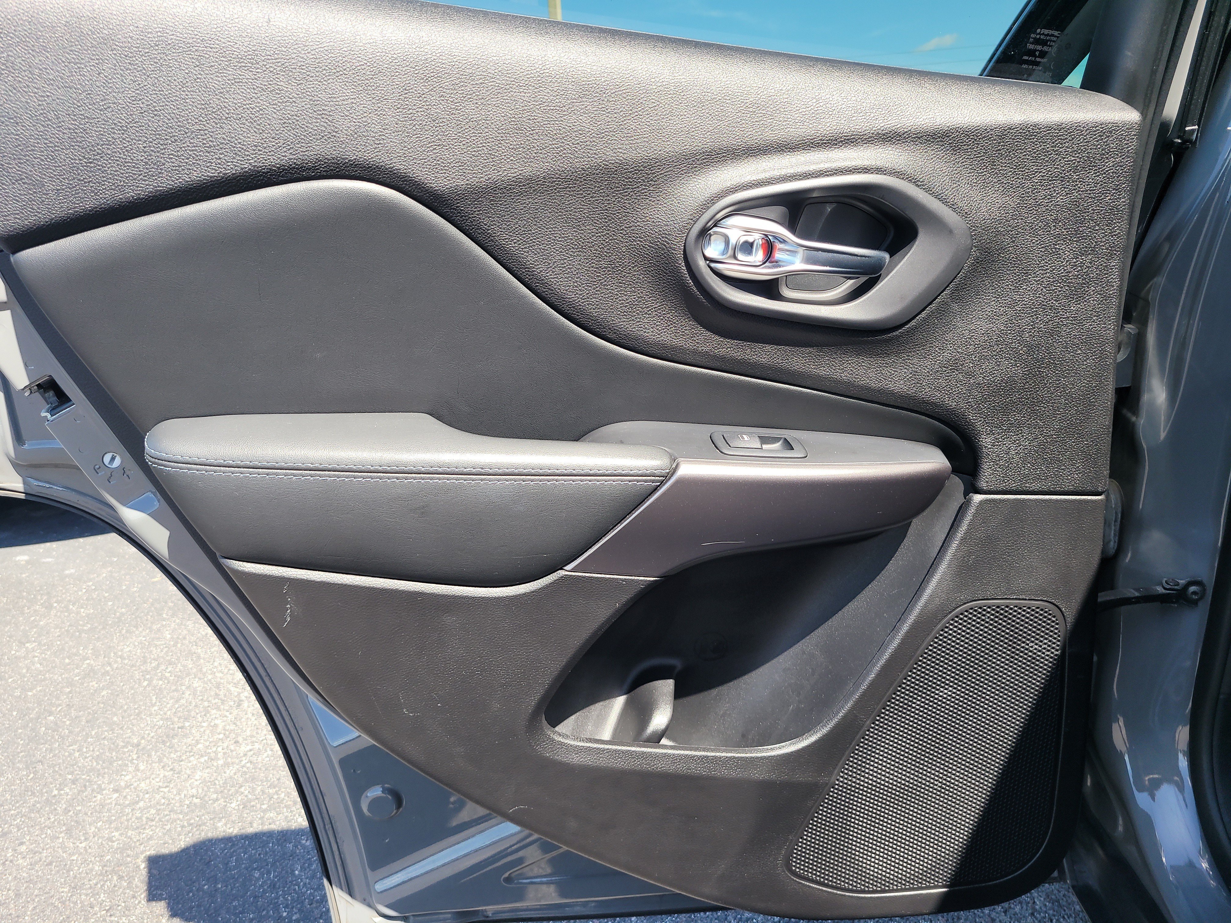 Used 2021 Sting-Gray Clearcoat Jeep Latitude Plus image 10