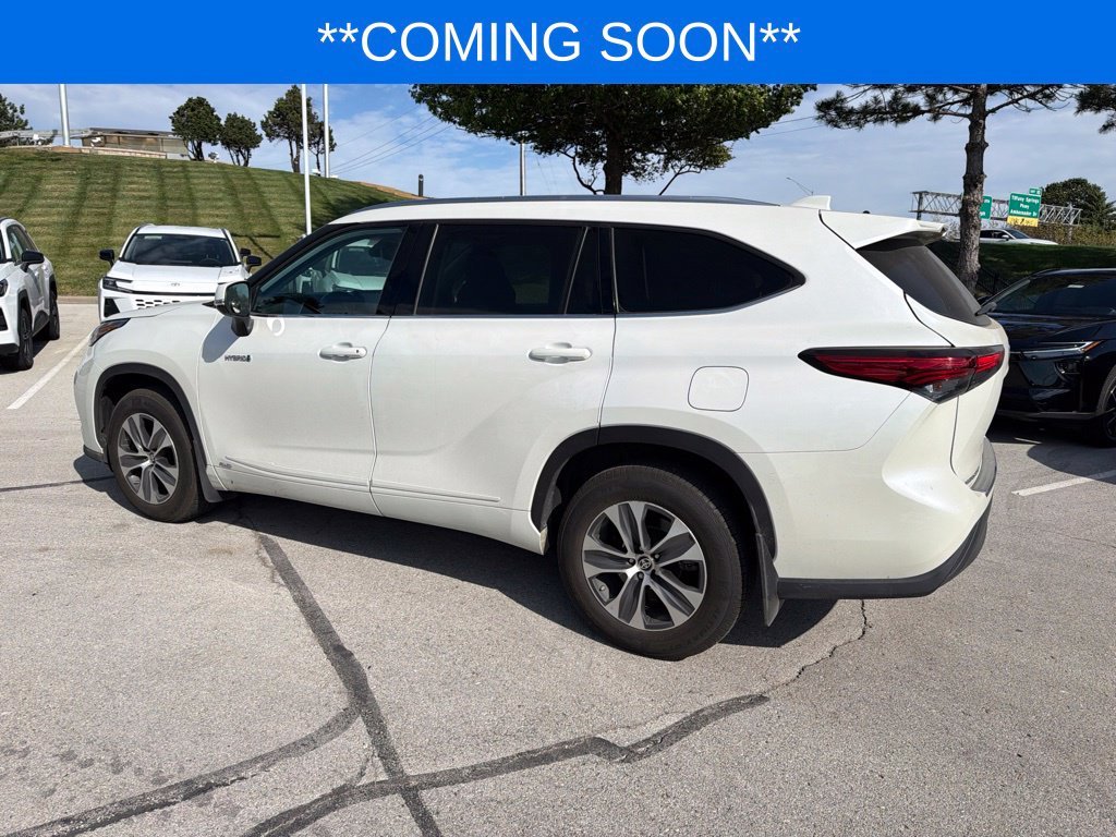 Used 2021 White Toyota XLE image 11
