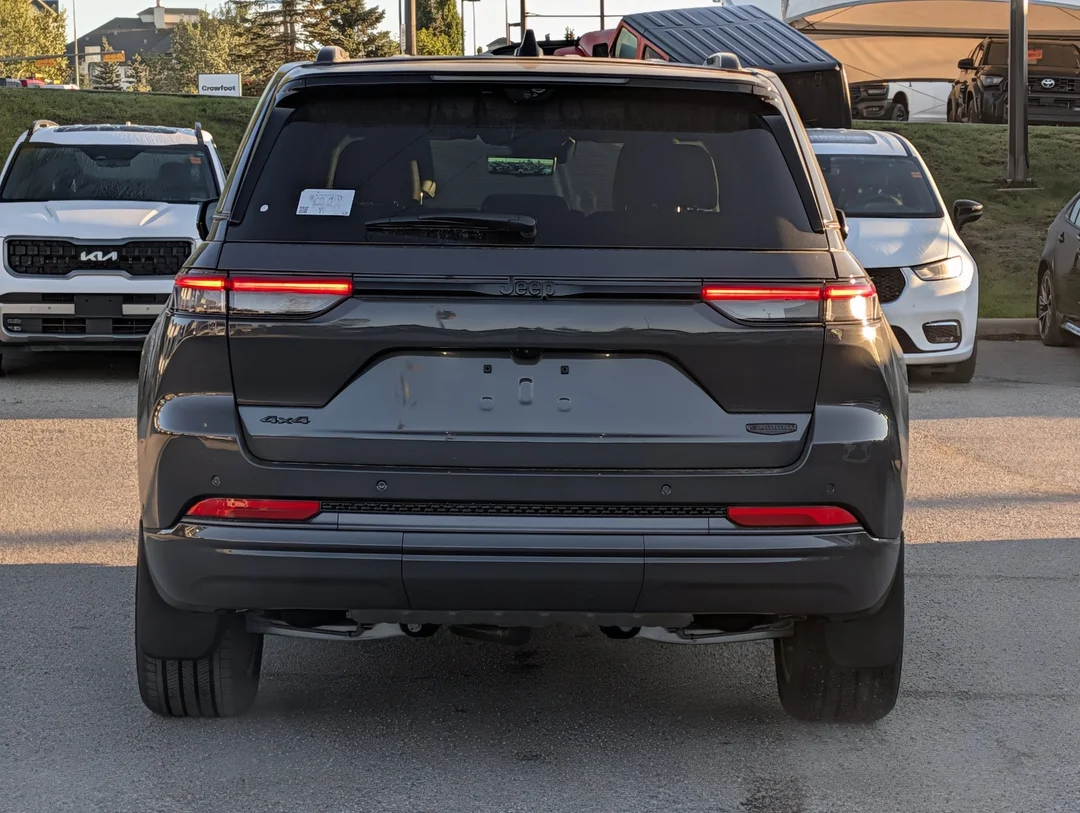 New 2026 Grey Jeep Summit - - 4x4 - Advanced ProTech Group IV - Palermo Leather Seats - Head-Up Display & More! image 7