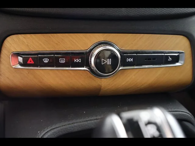 Used 2021 Black Volvo T6 Momentum image 19