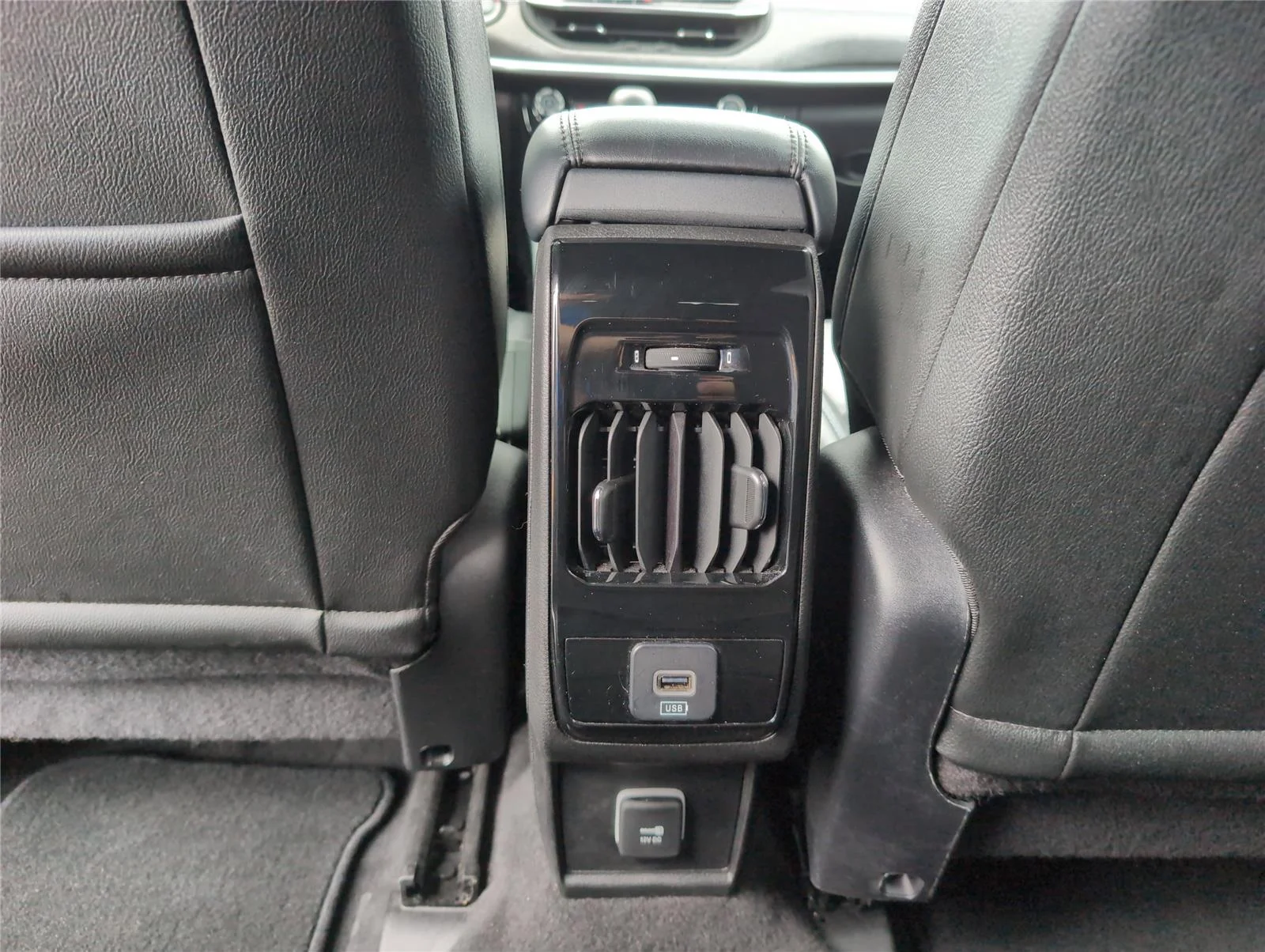 Used 2024 Diamond Black Crystal Pearlcoat Jeep Latitude image 27
