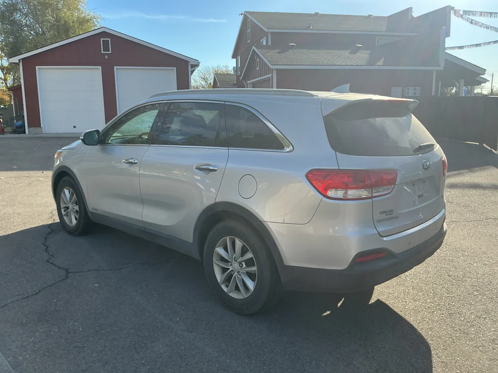 Used 2016 Sparkling Silver Kia LX image 3