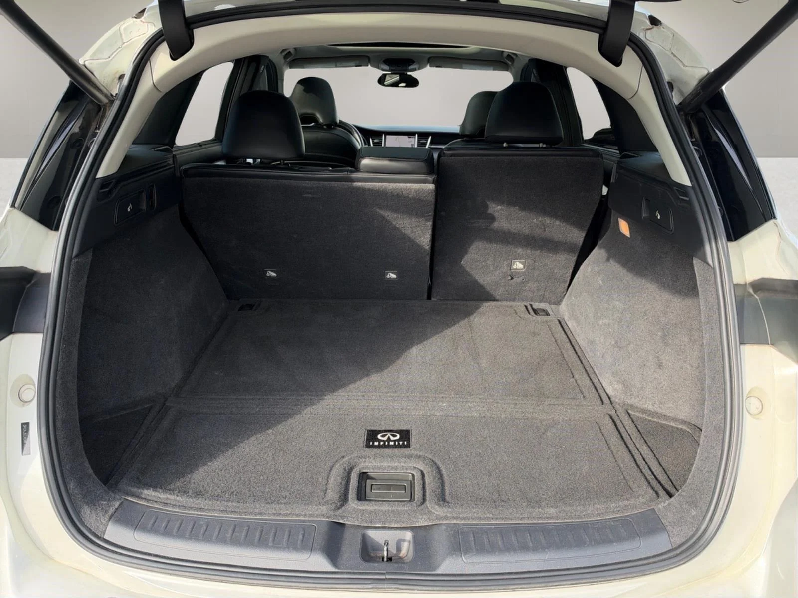 Used 2021 Majestic White INFINITI SENSORY image 5