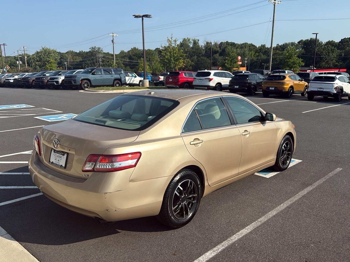Used 2010  Toyota LE image 6