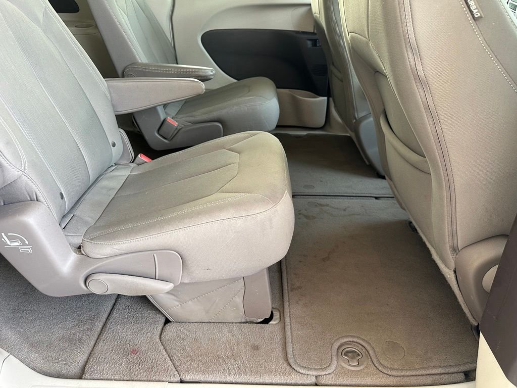 Used 2017 White Chrysler Touring image 34
