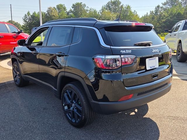 New 2026 Diamond Black Crystal Pearlcoat Jeep Latitude image 11