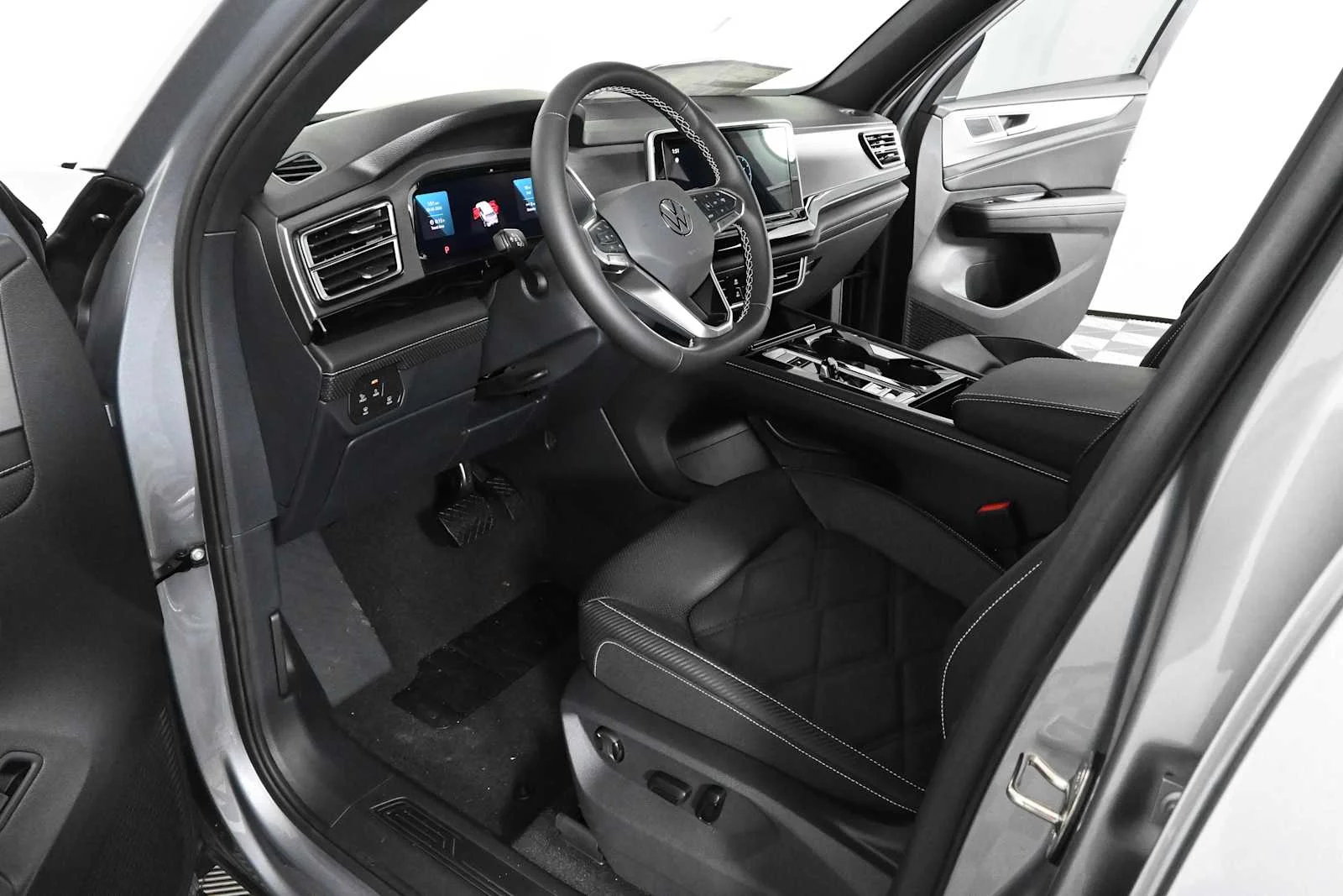 New 2026 Silver Mist Metallic Volkswagen 2.0T SE w/Technology image 16