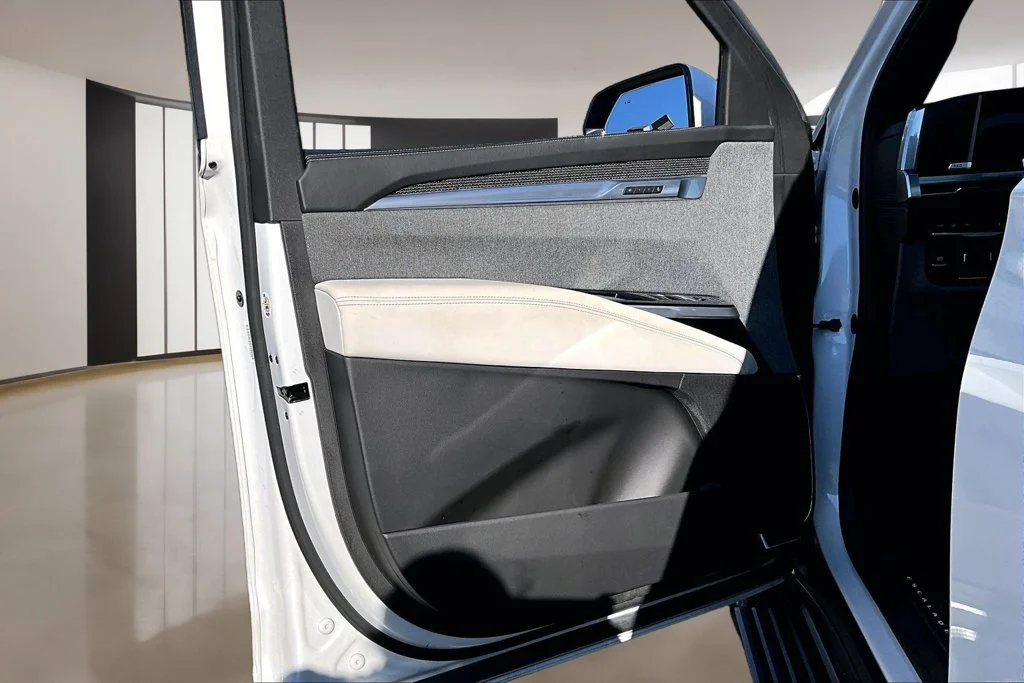 Used 2025 White Cadillac V-Series image 18