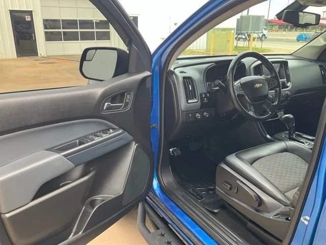 Used 2018 KINETIC BLUE METALLIC Chevrolet 4WD Z71 image 2