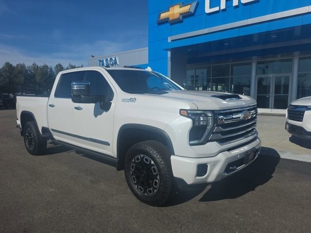 White (Iridescent Pearl Tricoat) 2025 Chevrolet Silverado 3500HD High Country Crew Cab 4WD Pickup Truck Four-Wheel Drive Automatic