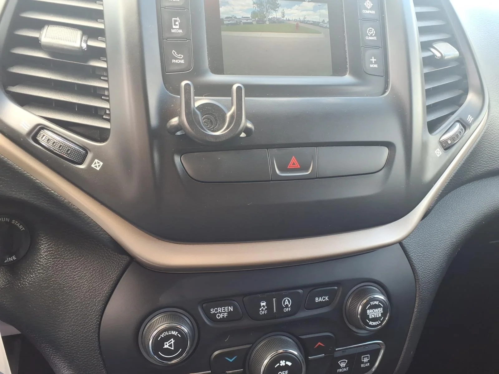 Used 2015 White Jeep 4WD 4DR LATITUDE image 11