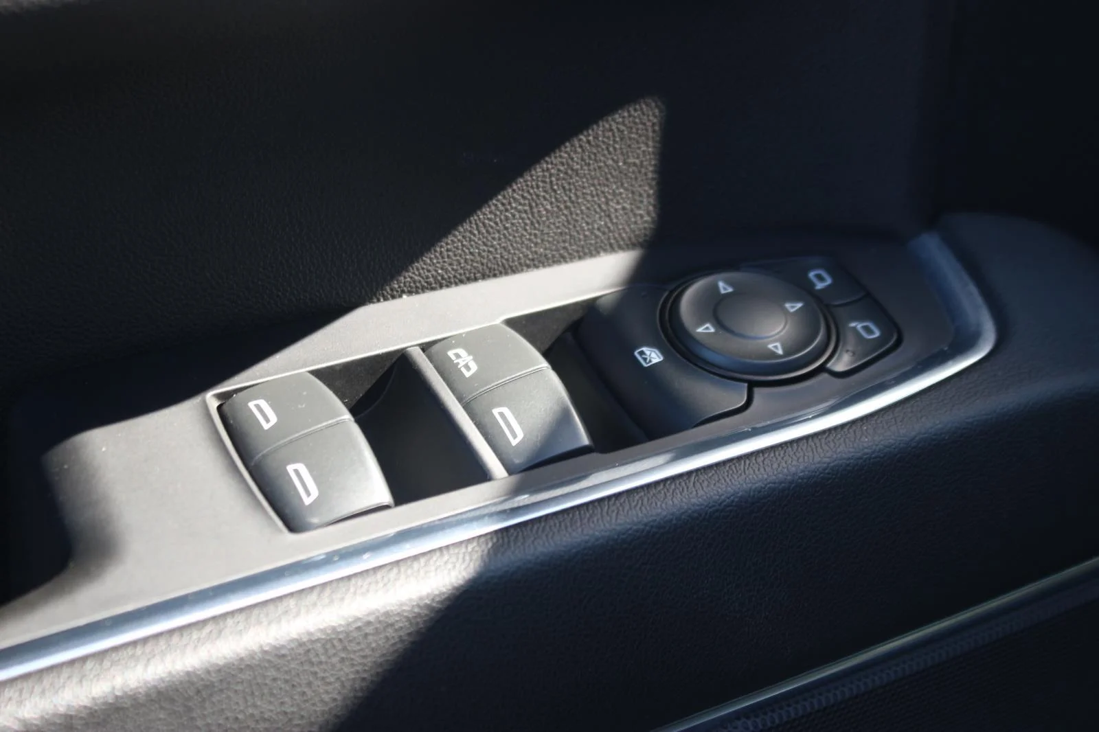 Used 2023 Summit White GMC Elevation image 16