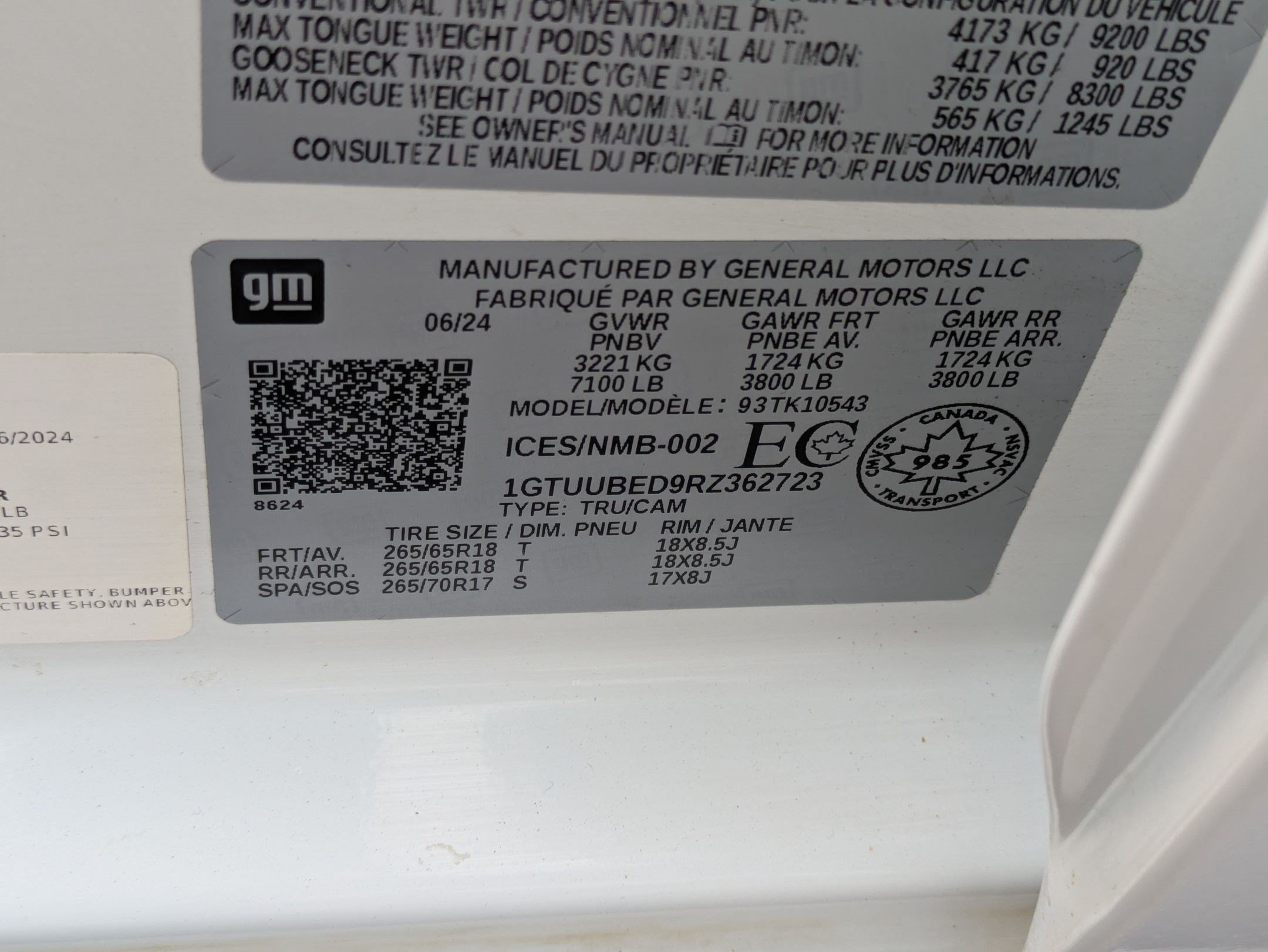 Used 2024 Summit White GMC SLE image 34