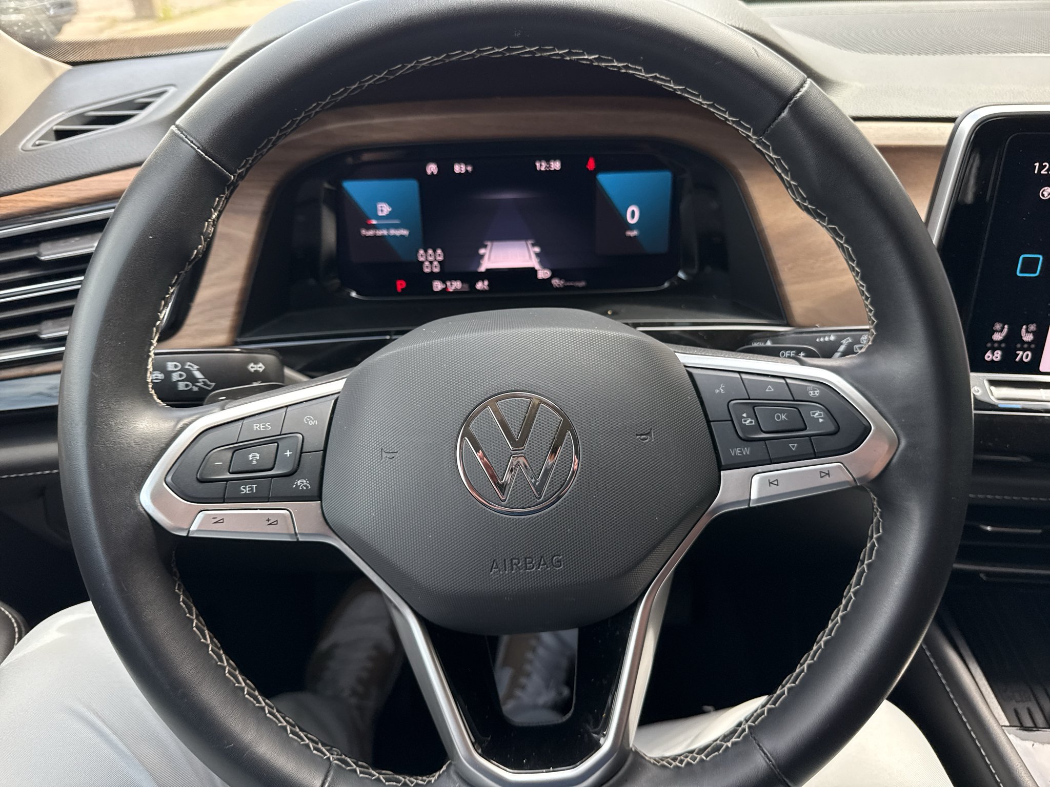 Used 2025 Pure White Volkswagen 2.0T SE w/Technology image 14