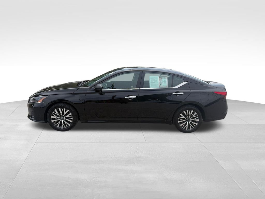 Used 2025 Super Black Nissan 2.5 SV image 3