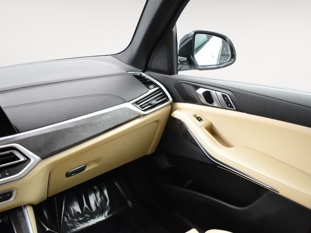 Used 2022 White Metallic BMW sDrive40i image 17