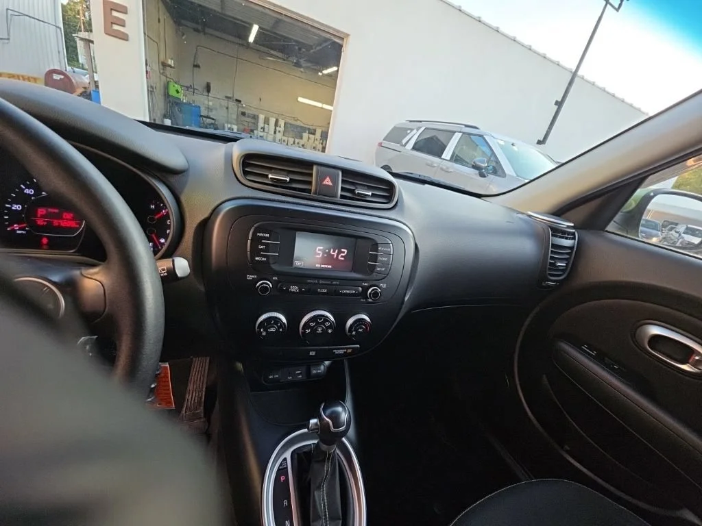 Used 2015 Green Kia + image 16