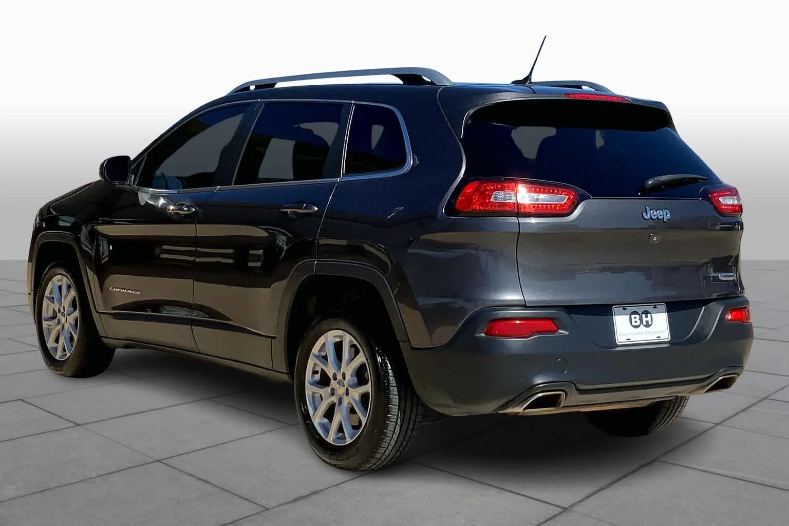 Used 2015 Granite Crystal Metallic Clearcoat Jeep Latitude image 11