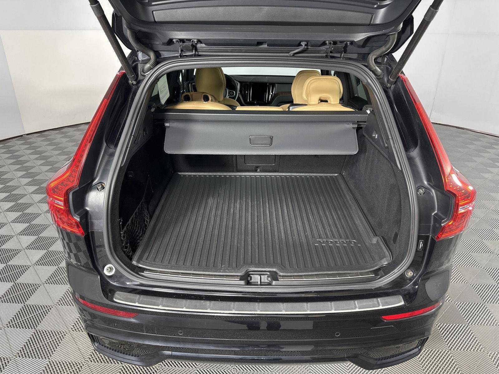 Used 2023 Onyx Black Metallic Volvo Ultimate Dark Theme image 27