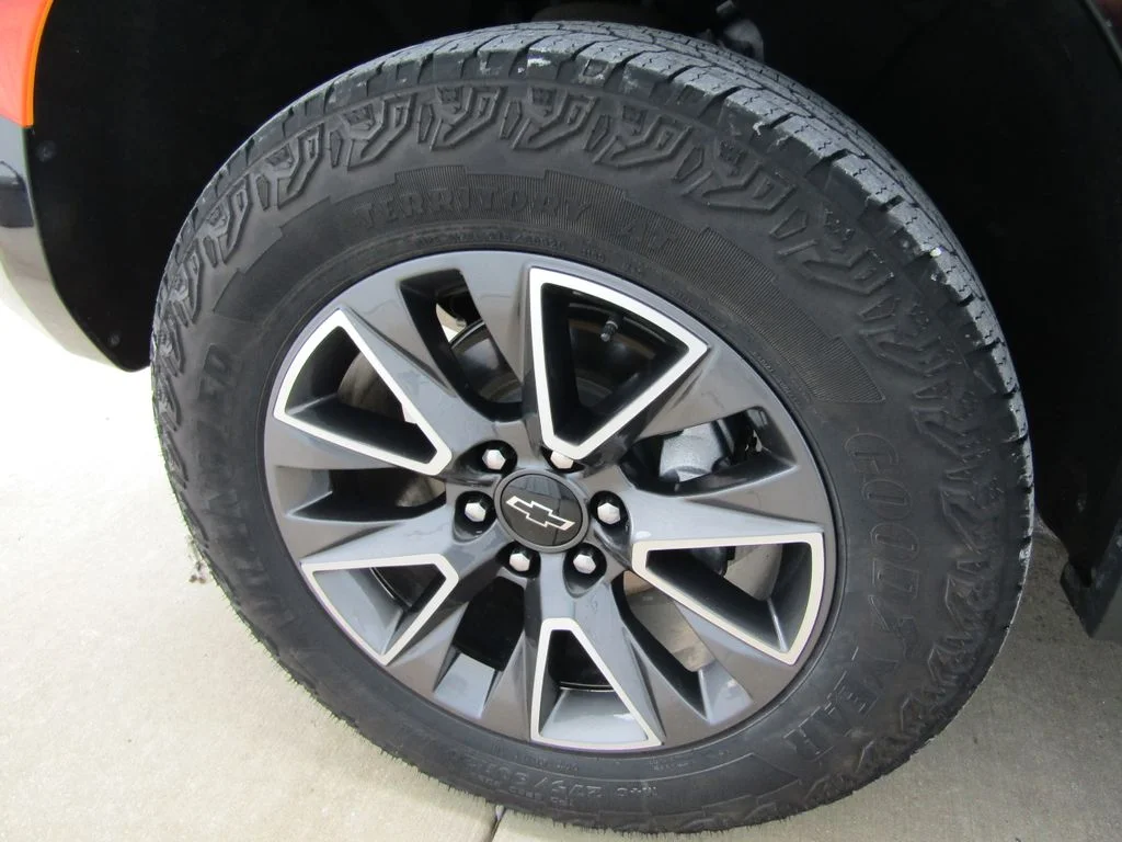 Used 2023 Black Chevrolet Z71 image 36