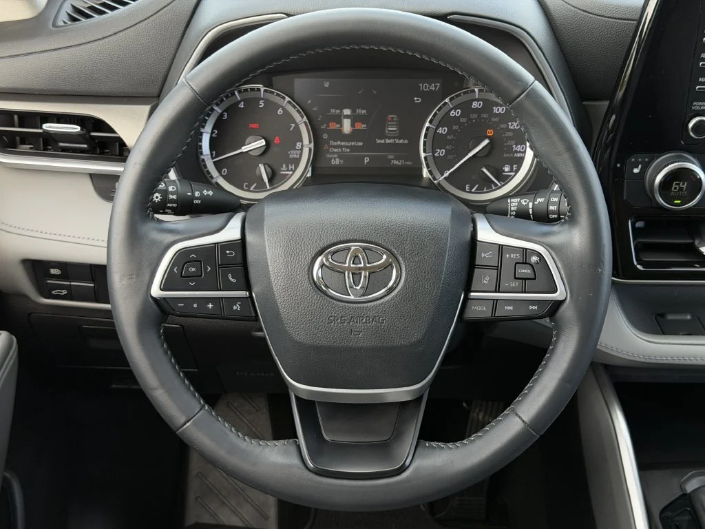 Used 2022  Toyota XLE image 13
