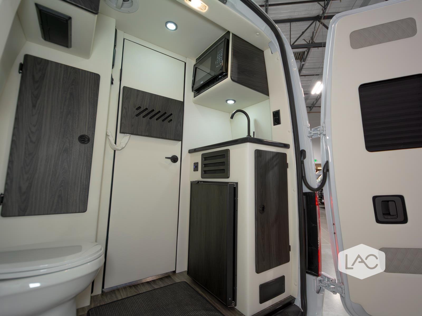 New 2026 Arctic White OGV Luxury Coach AWD (10OBA)10-Pass*ADV Wheel Pkg*PetSafe image 19