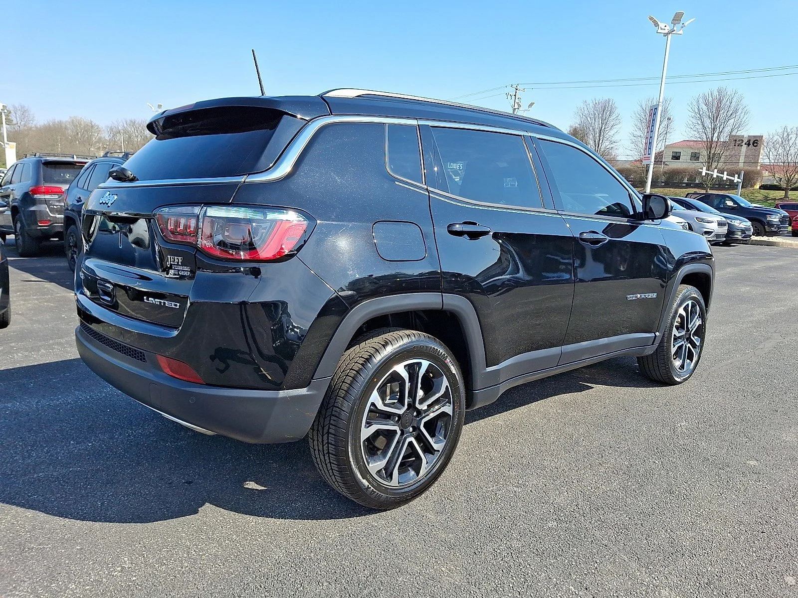 Used 2023 Diamond Black Crystal Pearlcoat Jeep Limited image 7