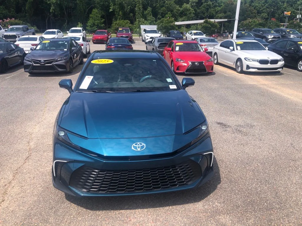 Used 2025  Toyota SE image 5