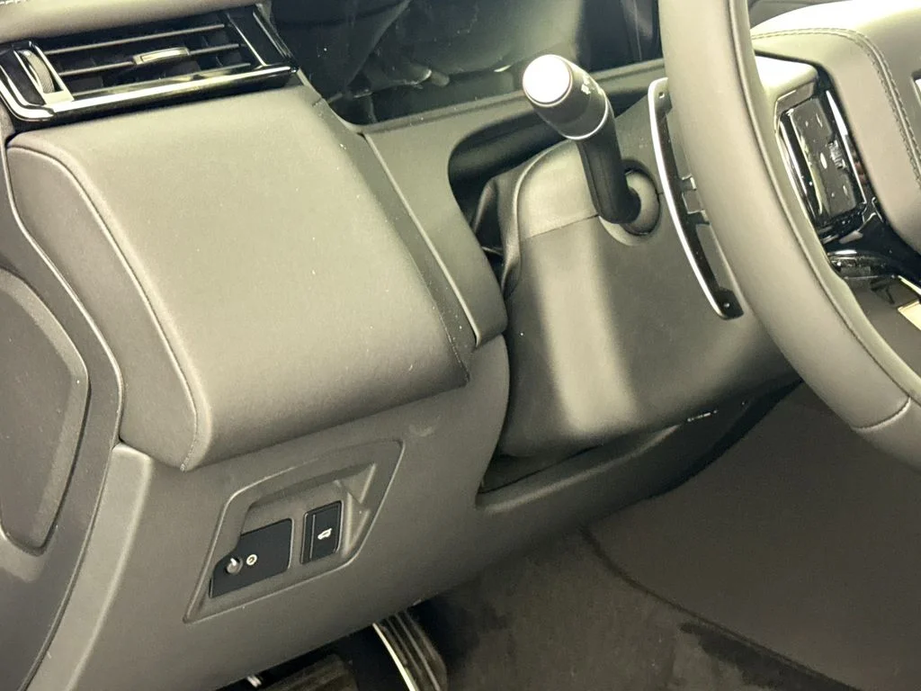 New 2026 Santorini Black Land Rover Belgravia Edition image 10