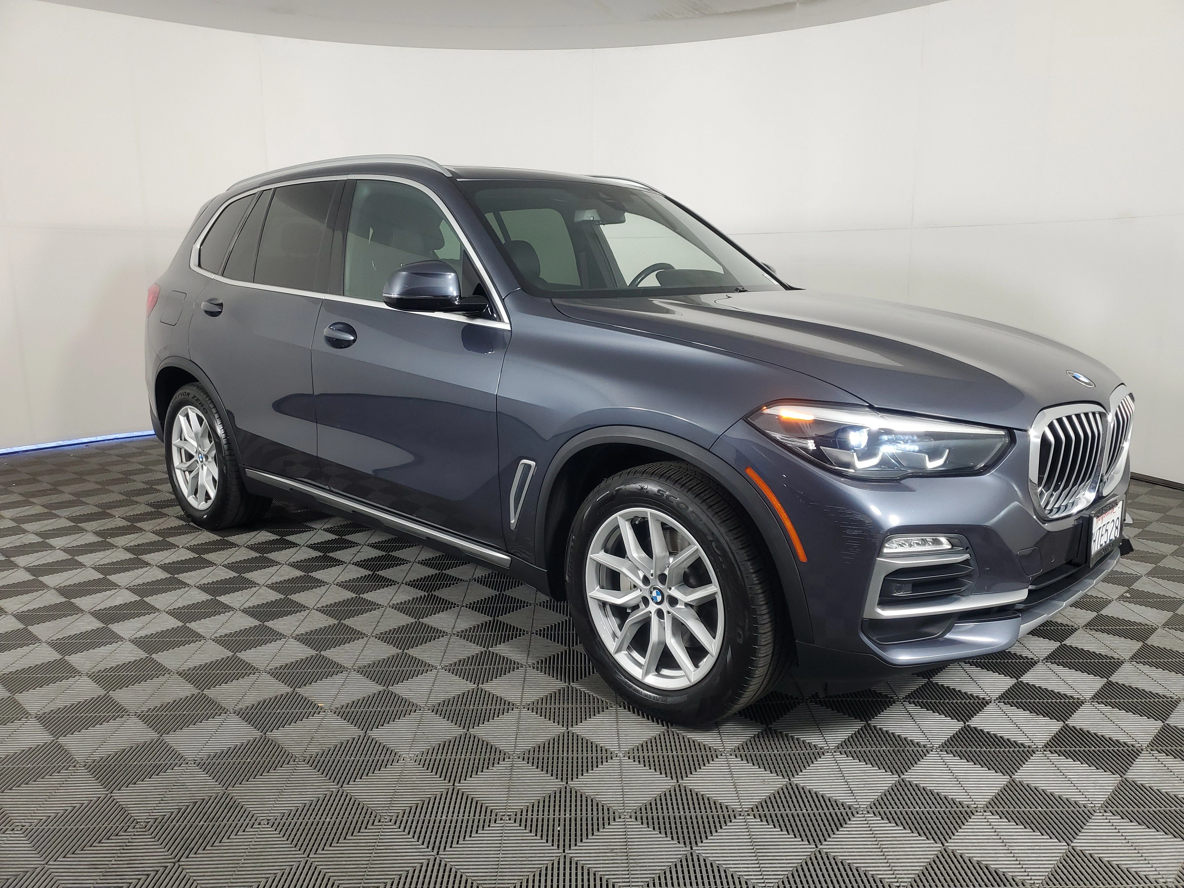 Used 2019 Arctic Gray Metallic BMW xDrive40i image 2