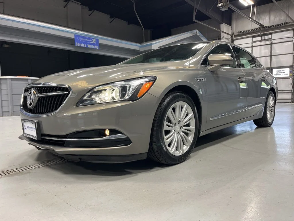 Used 2019 Pepperdust Metallic Buick Essence image 3