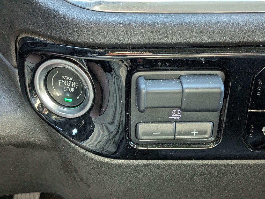 Used 2025 GRAY GMC SLT image 25