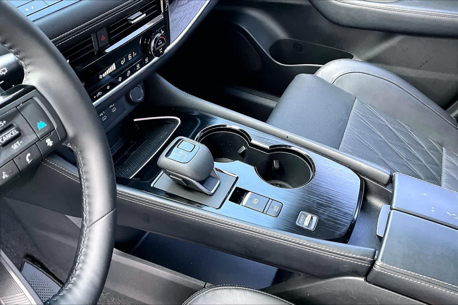 Used 2025 Super Black Nissan Platinum image 15