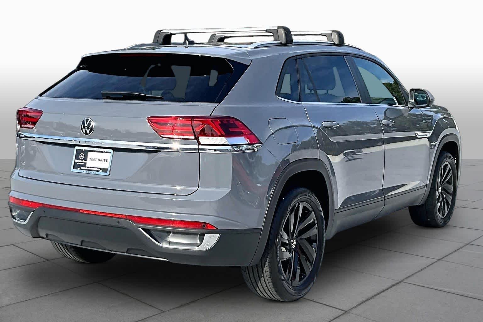Used 2022 Pure Gray Volkswagen 2.0T SE w/Technology image 13
