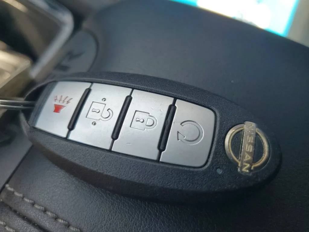 Used 2022 Blue Nissan SV 4WD image 27