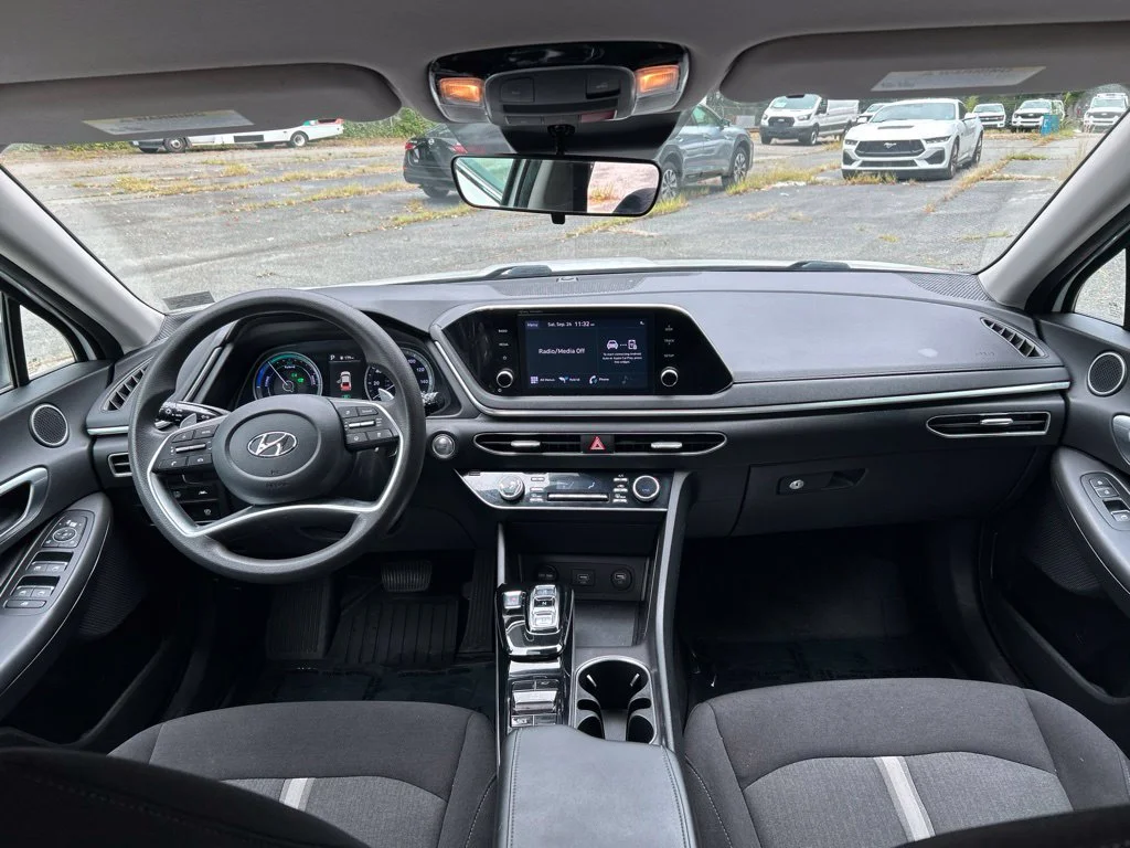Used 2022 White Hyundai Blue image 28