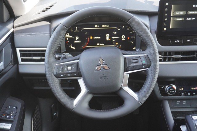 2025 Mitsubishi Outlander SE - Photo 23