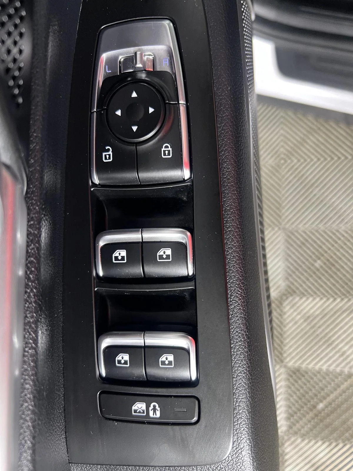 Used 2025 Glacial White Pearl Kia  image 24
