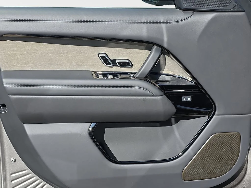 New 2026 Flux Silver Ultra Mettalic Gloss LAND ROVER SV Signature Suite image 28