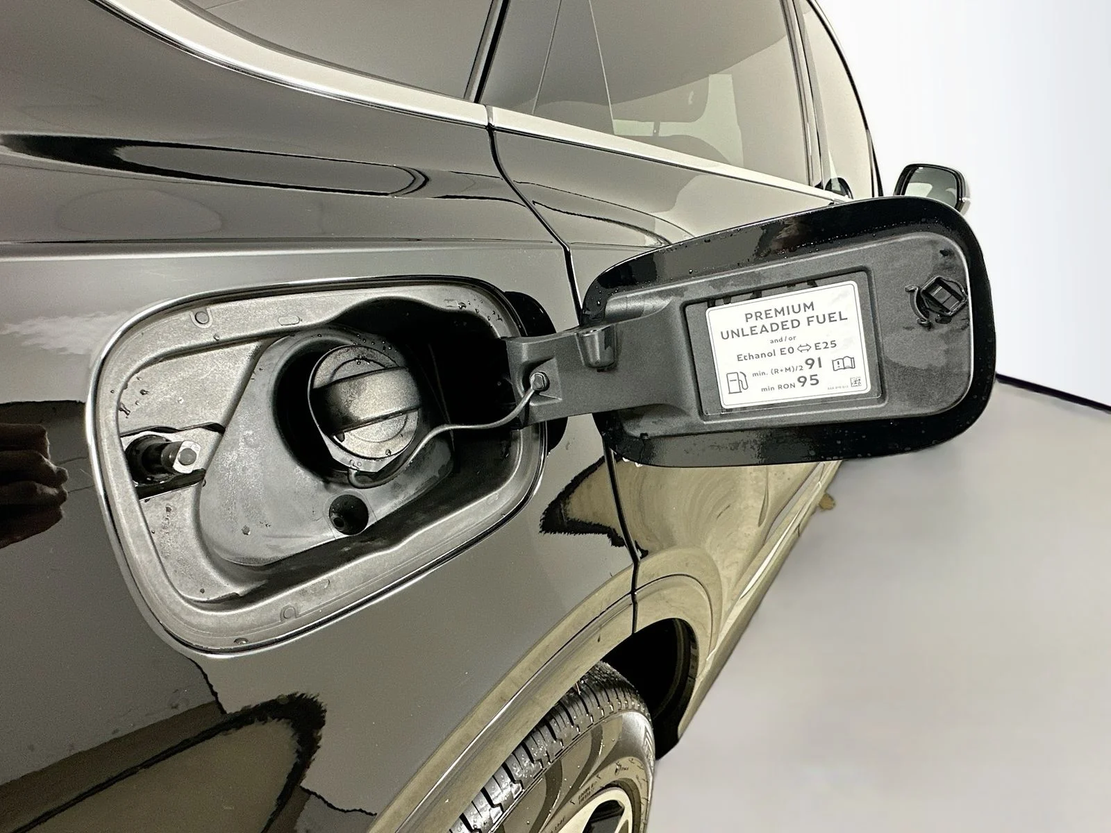 Used 2022 Black Bentley  image 37