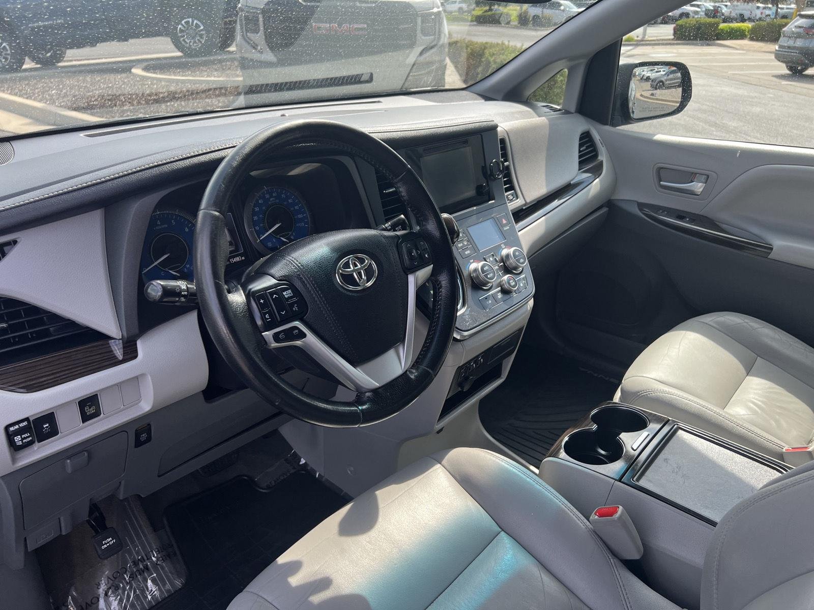 2016 Toyota Sienna XLE - Photo 17