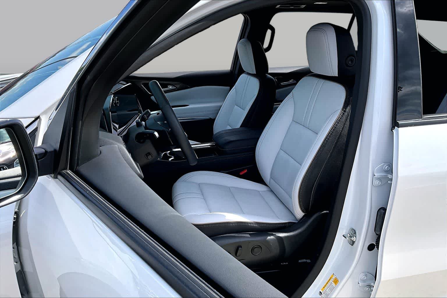 Used 2025 Iridescent Pearl Tricoat Chevrolet FWD High Country image 8