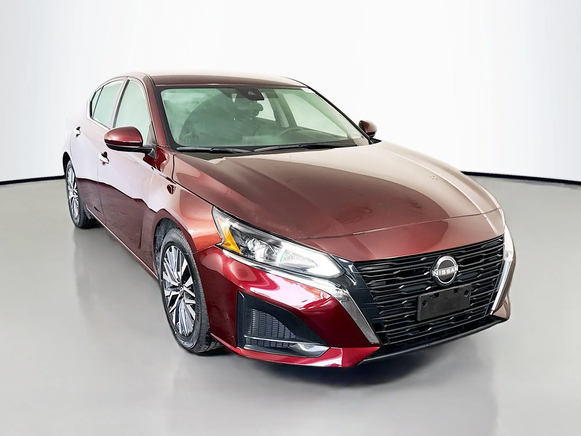 Used 2023 Garnet Pearl Metallic Nissan 2.5 SV image 1