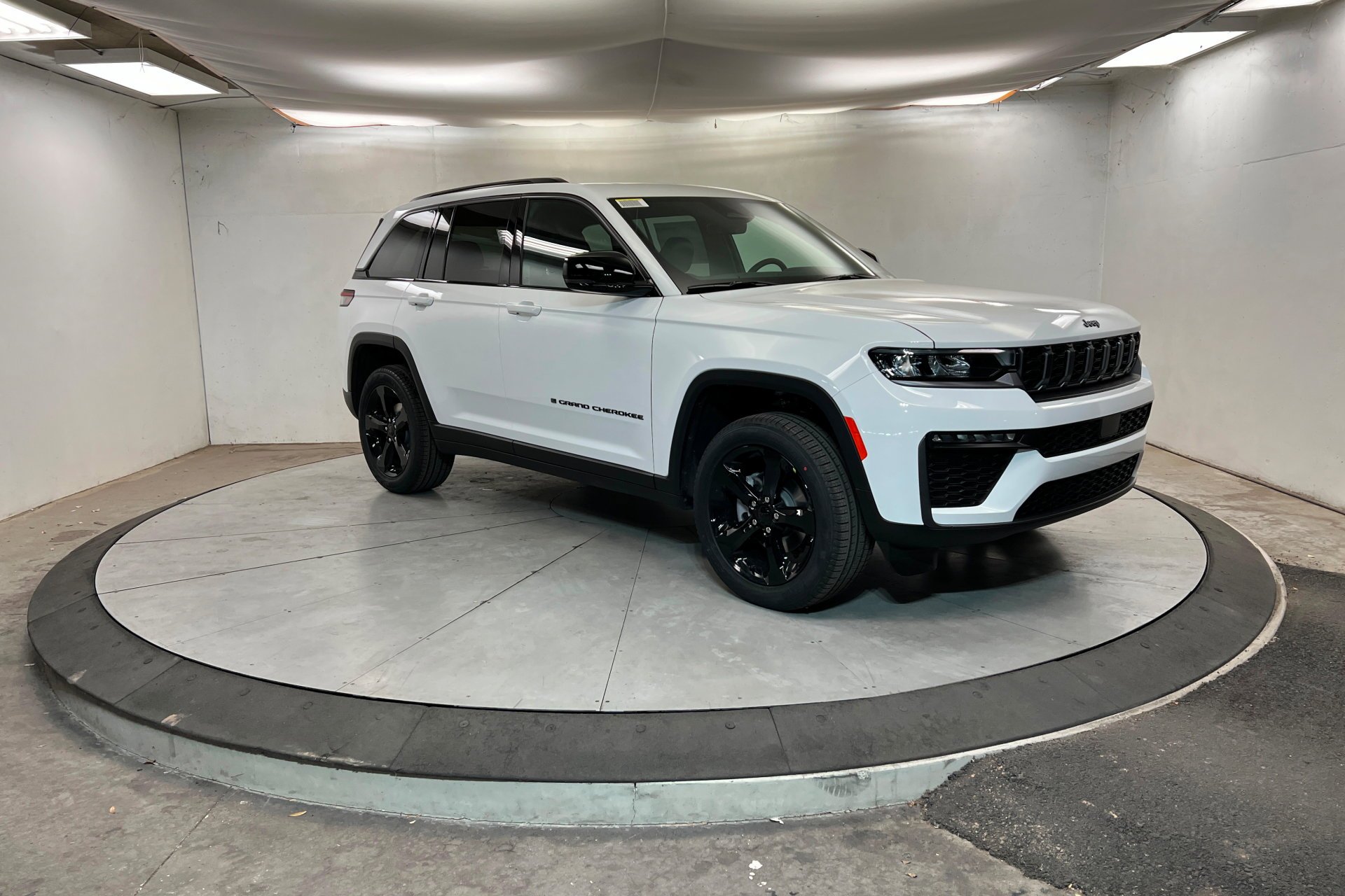 New 2026 Bright White Clear-Coat Exterior Paint Jeep Limited image 8