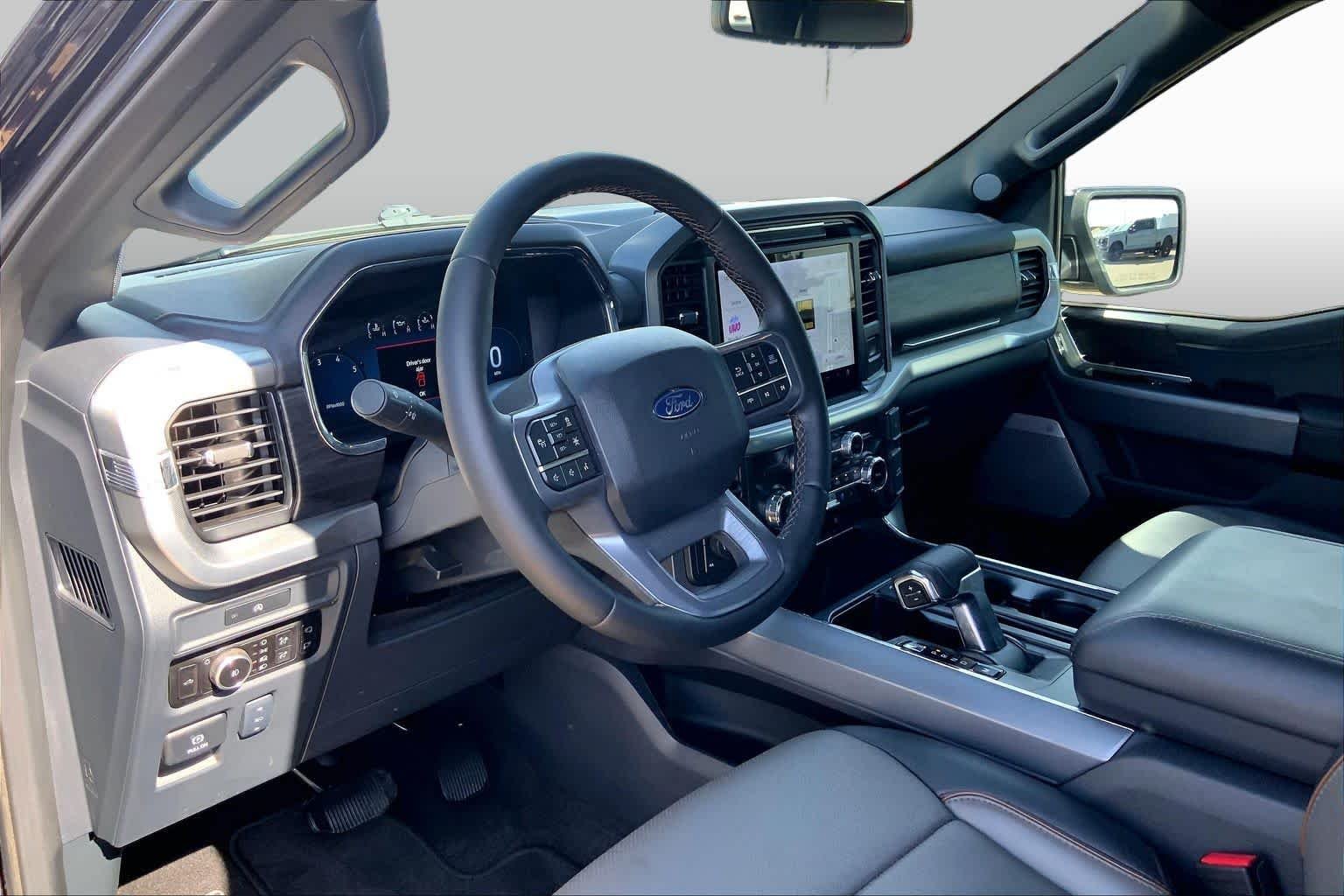 Used 2025 Agate Black Metallic Ford LARIAT image 18